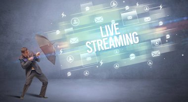 LIVE STREAMING yazıtlarından şemsiye ile yakışıklı iş adamı savunması, yeni çağ medya kavramı