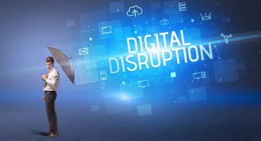 Siber saldırı ve DIGITAL DISRUPTION yazıtları ve çevrimiçi güvenlik kavramına karşı şemsiyeyle savunma yapan iş adamı