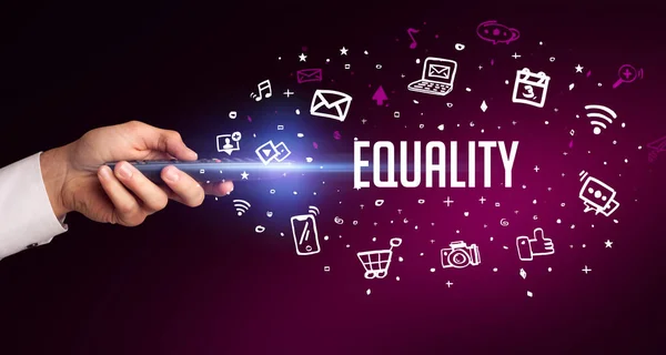 Hand Hält Drahtlose Peripherie Mit Equality Beschriftung Social Media Konzept — Stockfoto