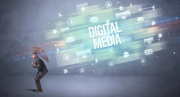 デジタルメディアの碑文から傘で守るハンサムなビジネスマン 新時代のメディアコンセプト — ストック写真