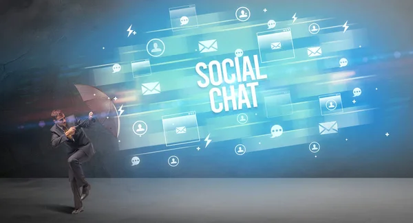 Красивий Бізнесмен Захищається Парасолькою Від Напису Social Chat Концепція Нових — стокове фото