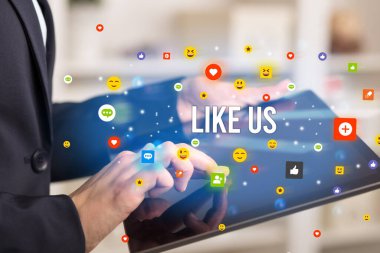 Sosyal medya simgeleri ve ABD yazıtları gibi multimedya oynayan iş adamlarının kapatılması