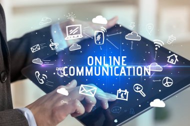 ONline KONMUNİKASYONU İLE Sosyal Ağı Kullanan Bir Kişinin Yakın Çekimi