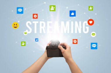 STREAMING yazıtları, sosyal medya içeriği kavramı ile sosyal medya içeriğini yakalamak için kamera kullanmak