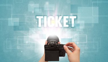 TICKET yazıtlı, seyahat konseptli dijital kameranın yakın çekimi