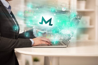Dizüstü bilgisayarda borsayı izleyen genç adam monero simgeleri, forx konsepti