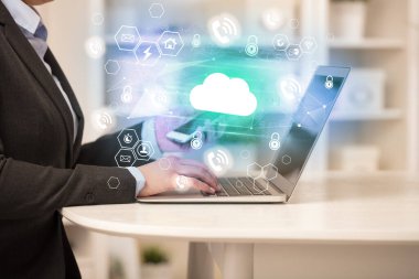 Eller dizüstü bilgisayarda bulut simgeleriyle çalışıyor, modern teknoloji konsepti