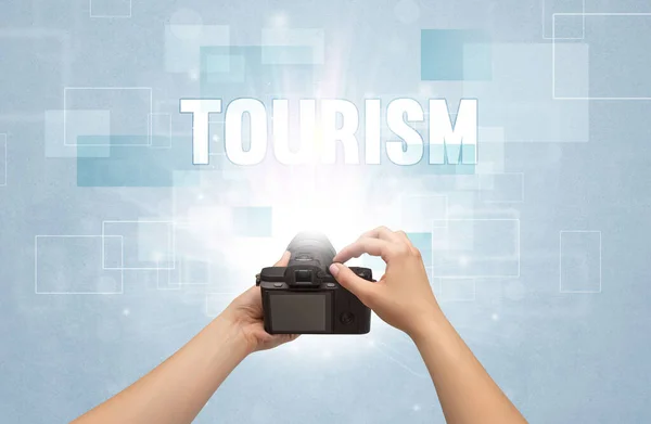Nahaufnahme Einer Hand Haltenden Digitalkamera Mit Tourismus Aufschrift Reisekonzept — Stockfoto