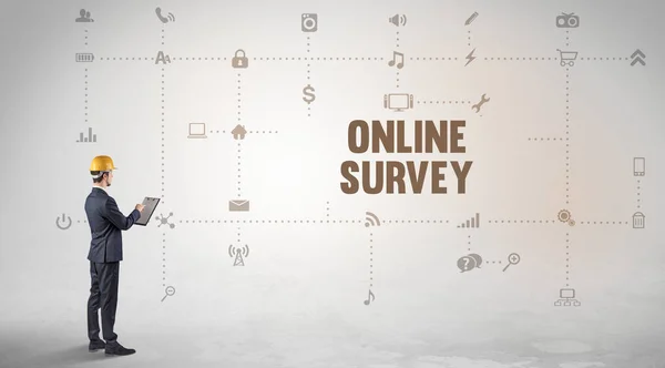 拥有Online Survey注册概念的新社交媒体平台的工程师 — 图库照片