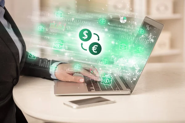 Fiatal Férfi Néz Tőzsde Laptopon Dollár Euro Csere Ikonok Forex — Stock Fotó