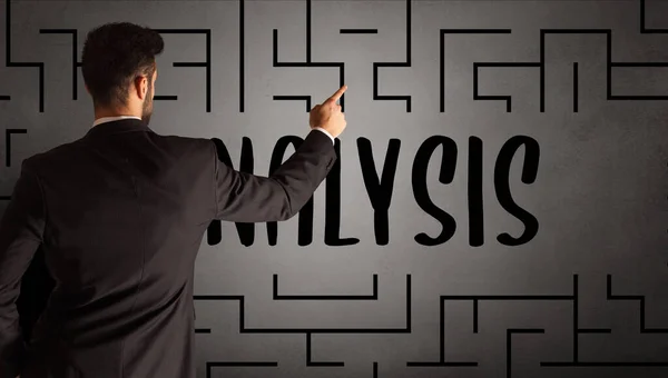 Geschäftsmann Zeichnet Labyrinth Mit Analyse Aufschrift Business Education Konzept — Stockfoto