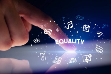 Çizilmiş sosyal medya simgeleri ve Eşitlik yazıt, sosyal ağ kavramı ile parmak dokunma tablet