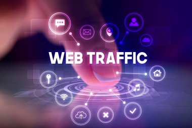 Web teknolojisi simgeleri ve web trafiği yazıtları ile tablete dokunmak, web teknolojisi kavramı