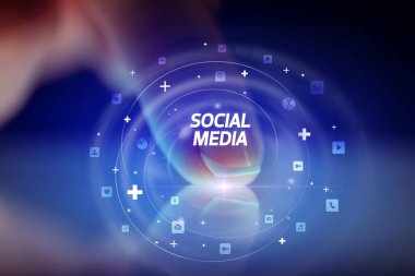 Sosyal medya simgeleri ve Sosyal Medya ile parmak dokunma tablet