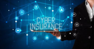 Tablet üzerinde çalışan genç iş adamı dijital işareti gösteriyor: CYBER INSURANCE