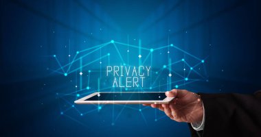 Tablet üzerinde çalışan genç iş adamı dijital işareti gösteriyor: ÖZEL ALERT