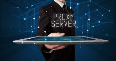 Tablet üzerinde çalışan genç iş adamı dijital işareti gösteriyor: PROXY SERVER