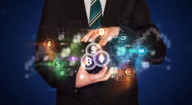 Kripto para birimi sembolü ve yatırım konseptini elinde tutan bir iş adamı