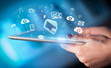 Elle çizilmiş cüzdan simgeleriyle dokunmatik ekranın yakın çekimi, dijital dönem konsepti