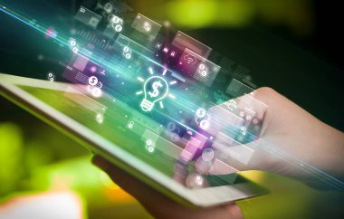 Bir elin, içinden dolar işareti simgeleri çıkan bir tabletle yakın plan fotoğrafı, dijital para birimi konsepti