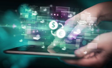 Dolarlı tablet kullanan bir elin yakın plan çekimi - içinden avro takas simgeleri çıkıyor, dijital para birimi kavramı