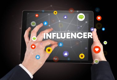 INFLUENCER yazıtları, sosyal ağ konsepti ile bir dokunmatik ekran yakın plan