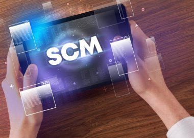 SCM kısaltmalı el ele tutuşma tableti, modern teknoloji konsepti