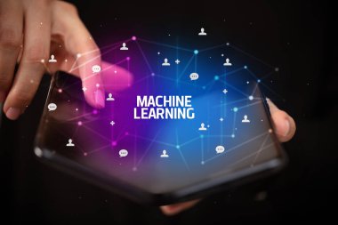 İş adamı elinde katlanabilir bir akıllı telefon tutuyor Makine Öğrenme yazıtları, yeni teknoloji konsepti