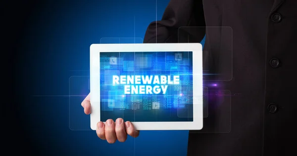 Junger Geschäftsmann Arbeitet Tablet Und Zeigt Die Aufschrift Renewable Energy — Stockfoto