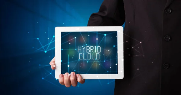 Junger Geschäftsmann Arbeitet Tablet Und Zeigt Das Digitale Zeichen Hybrid — Stockfoto