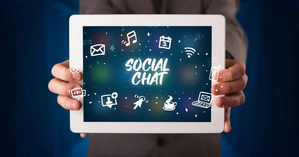 Jonge Zakenman Werkzaam Tablet Toont Inscriptie Sociale Chat — Stockfoto