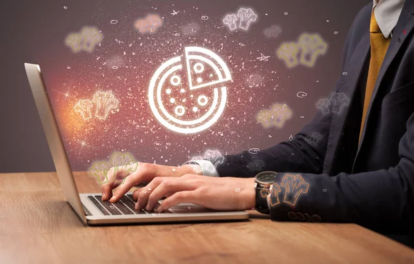 Hand Auf Der Suche Nach Rezepten Internet Mit Pizza Symbolen — Stockfoto
