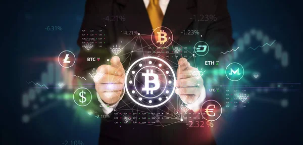 Bitcoin Sembolü Yatırım Konseptini Elinde Tutan Adamı — Stok fotoğraf