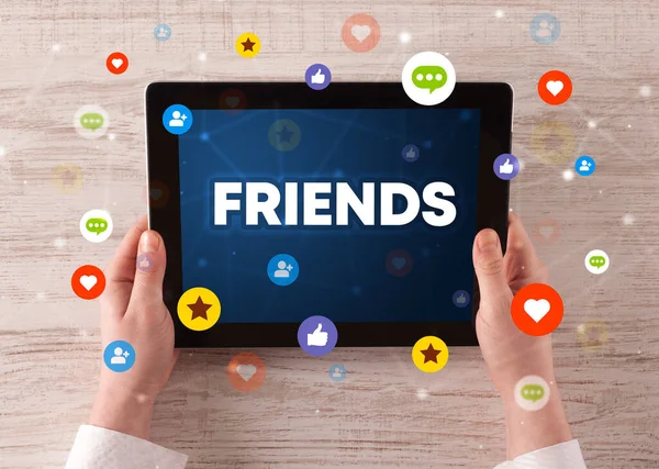 Close Van Een Touchscreen Met Friends Inscriptie Social Networking Concept — Stockfoto