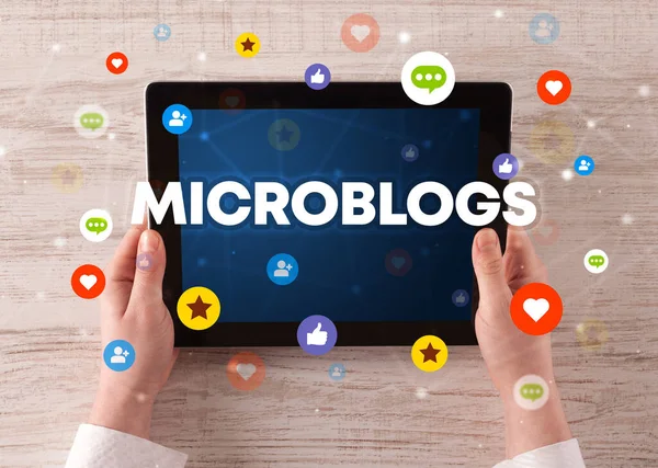 Närbild Pekskärm Med Microblogs Inskription Socialt Nätverkskoncept — Stockfoto