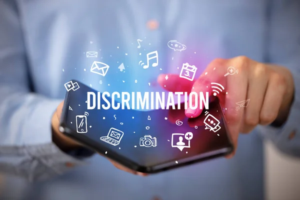 Бізнесмен Тримає Складний Смартфон Написом Discrimination Концепція Соціальних Медіа — стокове фото