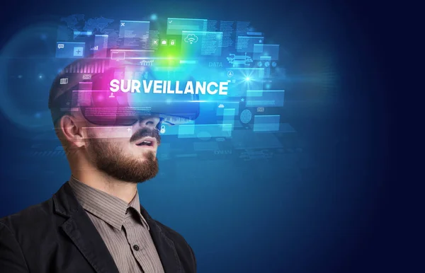 Empresário Olhando Através Óculos Realidade Virtual Com Inscrição Surveillance Conceito — Fotografia de Stock