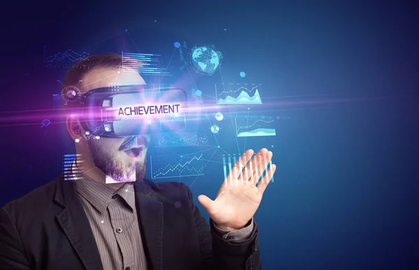 Podnikatel Prohlíží Brýle Virtual Reality Nápisem Achievement Novým Obchodním Konceptem — Stock fotografie