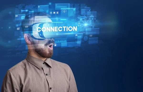 Empresário Olhando Através Óculos Realidade Virtual Com Inscrição Connection Conceito — Fotografia de Stock