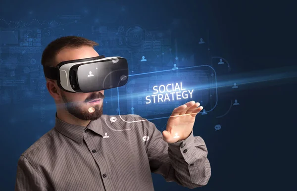 Üzletember Aki Virtuális Valóság Szemüvegét Nézi Társadalmi Stratégia Felirattal Közösségi — Stock Fotó