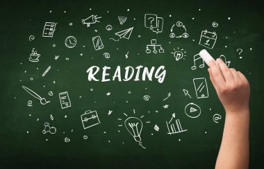 Tahtada beyaz tebeşirle el yazması okuma, eğitim kavramı