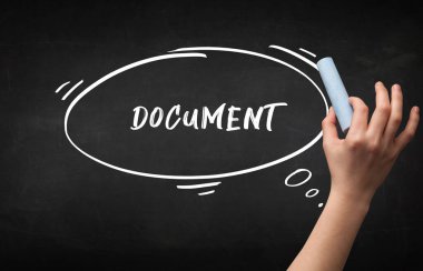 Tahtaya beyaz tebeşirle yazılmış el çizimi DOCUMENT yazısı, eğitim kavramı