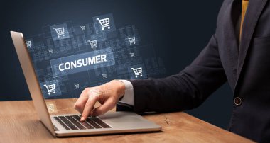 CONSUMER yazıtları ve online alışveriş konseptiyle çalışan bir iş adamı.