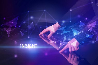 İşadamı büyük ekrana INSIGHT yazısıyla dokunuyor, modern teknoloji iş konsepti