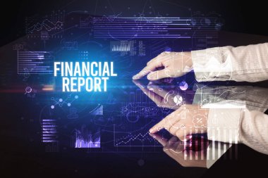 İşadamı FINANCIAL REPORT yazıtları, siber iş konsepti ile büyük ekrana dokunuyor