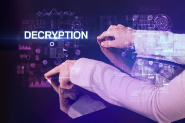 İş adamı DECRYPTION yazıtları ve modern teknoloji konseptiyle büyük ekrana dokunuyor