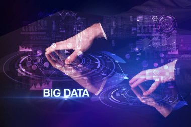 İş adamı, büyük veri tabanı ve modern teknoloji konseptiyle büyük ekrana dokunuyor.