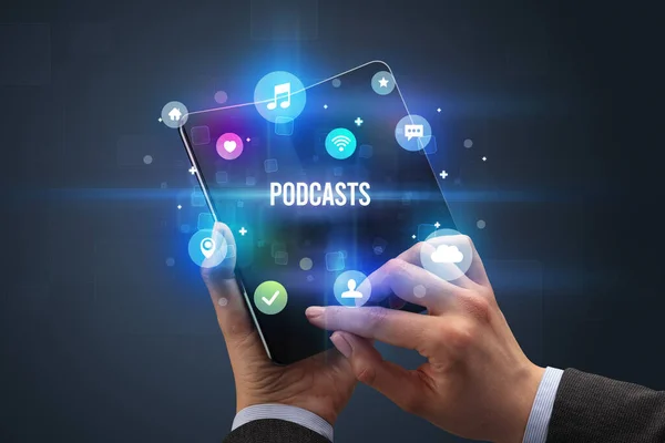 Zakenman Met Een Opvouwbare Smartphone Met Podcasts Inscriptie Social Media — Stockfoto