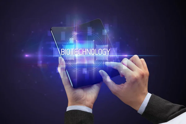 Adamı Elinde Biyo Teknoloji Yazıtlı Katlanabilir Bir Akıllı Telefon Tutuyor — Stok fotoğraf