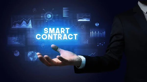 Mão Empresário Segurando Inscrição Smart Contract Conceito Sucesso Negócios — Fotografia de Stock